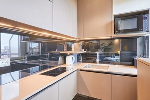 Kylskåp, mikrovågsugn, spishäll och kaffe- och tebryggare