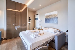 Iron/ironing board, WiFi, bed sheets