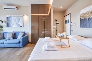 Tabla de planchar con plancha, wifi y ropa de cama 