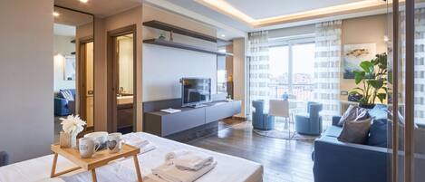 Iron/ironing board, WiFi, bed sheets