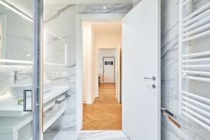 Ducha, secador de pelo, bidé y toallas