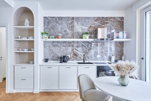 Frigorífico, microondas, horno y placa de cocina