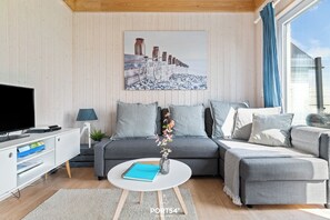 Een televisie en een open haard