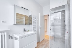 Douche, sĂšche-cheveux, bidet, serviettes fournies