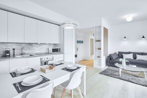 Fridge, microwave, oven, stovetop - Easylife - Apartment with terrace in Buenos Aires (Milano)