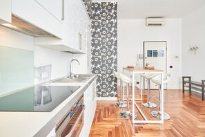 Fridge, stovetop, coffee/tea maker, toaster