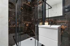 Appartement, 2 chambres, balcon | Salle de bain