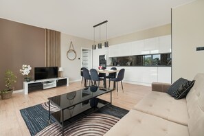 Appartement, 2 chambres, balcon | Salle de séjour | Télévision à écran plat de 32 pouces avec chaînes numériques