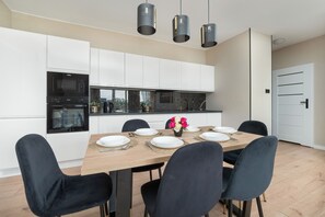 Apartamento, 2 quartos, sacada | Cozinha privada | Geladeira, micro-ondas, fogão, cooktop