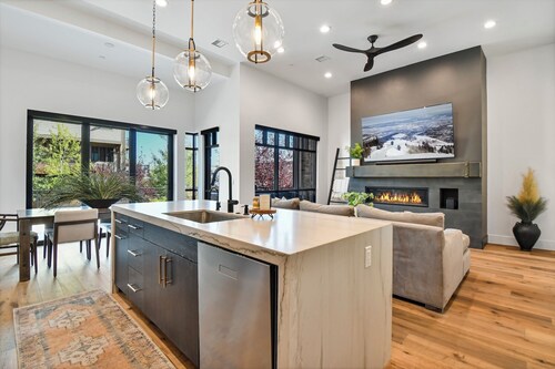 Townhome w/Hot Tub | Walk to Ski Lift