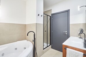 Douche, séchoir à cheveux, bidet, serviettes fournies