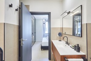 Ducha, secador de pelo, bidé y toallas