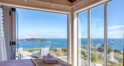 Ocean Belle Onetangi - Ocean Belle Onetangi is a superbly appointed, luxury 2-bedroom holiday home with incredible views over Onetangi Beach and across to Coromandel and Great Barrier Island.
