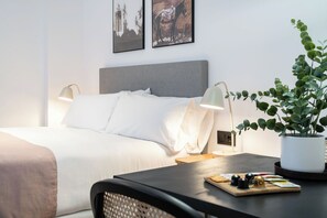 Studio, ban công | Trang trí khác biệt, trang bị nội thất với thiết kế riêng biệt, bàn