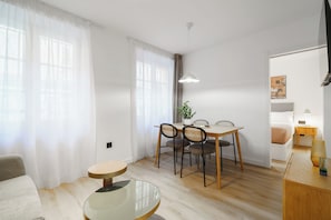 Căn hộ, 1 giường đôi và sofa giường | Trang trí khác biệt, trang bị nội thất với thiết kế riêng biệt, bàn