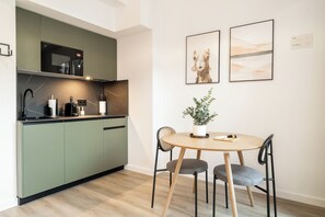 Studio | Yksityinen keittiö | Jääkaappi, mikroaaltouuni, liesi, espressokone