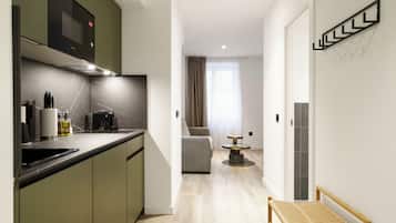 Departamento, 1 cama matrimonial y sofá cama | Cocina privada | Refrigerador, microondas, parrilla de estufa y cafetera de espresso