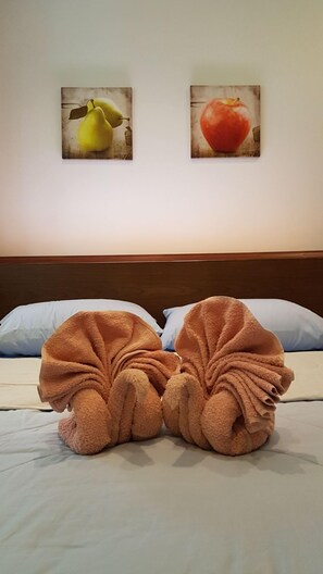 Habitación clásica doble, patio, vistas al jardín | Sistema de insonorización y wifi gratis