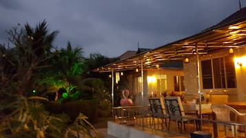 Vista frontal de la propiedad