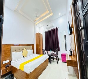 Deluxe Room | Free WiFi - Hotel Sunrise Palace Udaipur (Udaipur)
