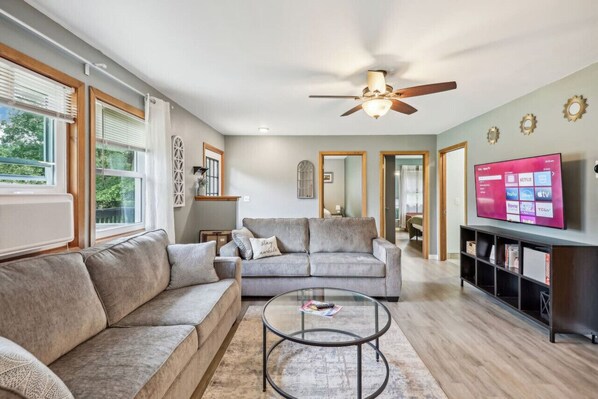 Smart TV, fireplace, table tennis - Fawn Lake Cottage for Families Looking for Privacy (Wisconsin Dells)