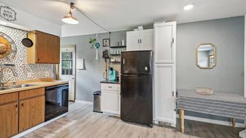 Coffee/tea maker, fridge, microwave, oven