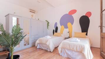 4 bedrooms, iron/ironing board, WiFi, bed sheets