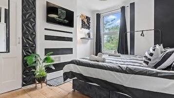 5 bedrooms, iron/ironing board, Internet, bed sheets