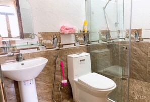 豪華雙人房 | 浴室 | 淋浴設備、提供毛巾