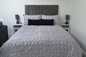 واي فاي مجانًا وملاءات أسرّة