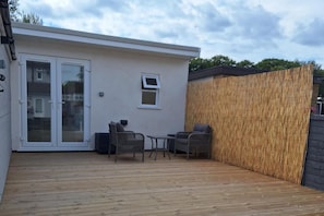 Terrace/patio - Lodge - Sleeps 2 - Pet Friendly - Parking - Patio (Sidcup)