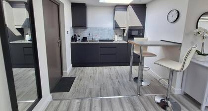 Lodge - Sleeps 2 - Pet Friendly - Parking - Patio