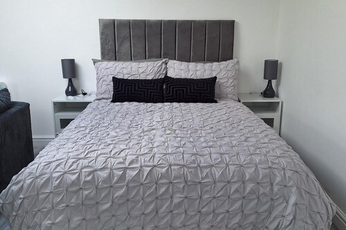 Lodge - Sleeps 2 - Pet Friendly - Parking - Patio