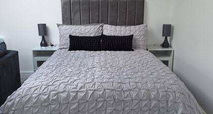 Lodge - Sleeps 2 - Pet Friendly - Parking - Patio