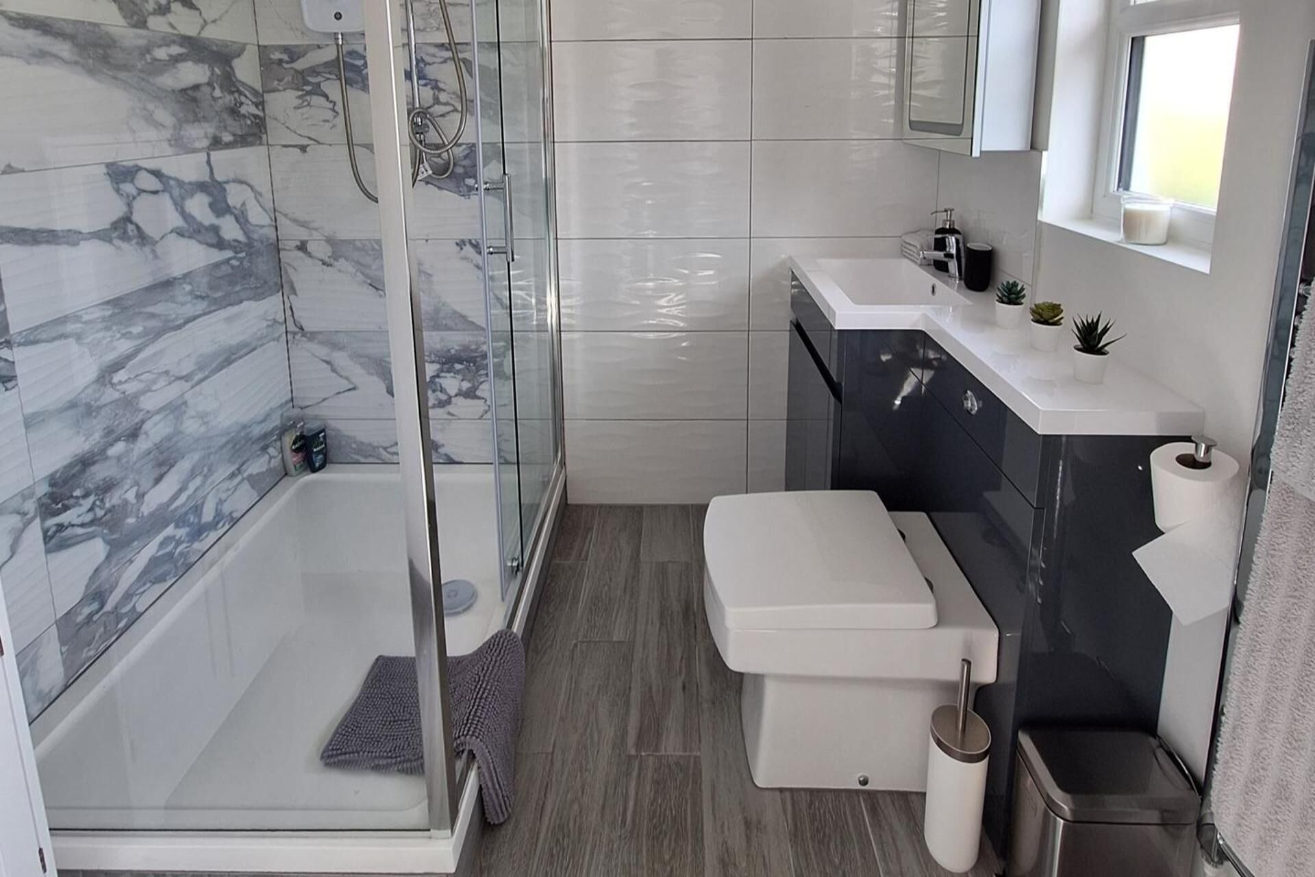 Een douche, handdoeken, toiletpapier