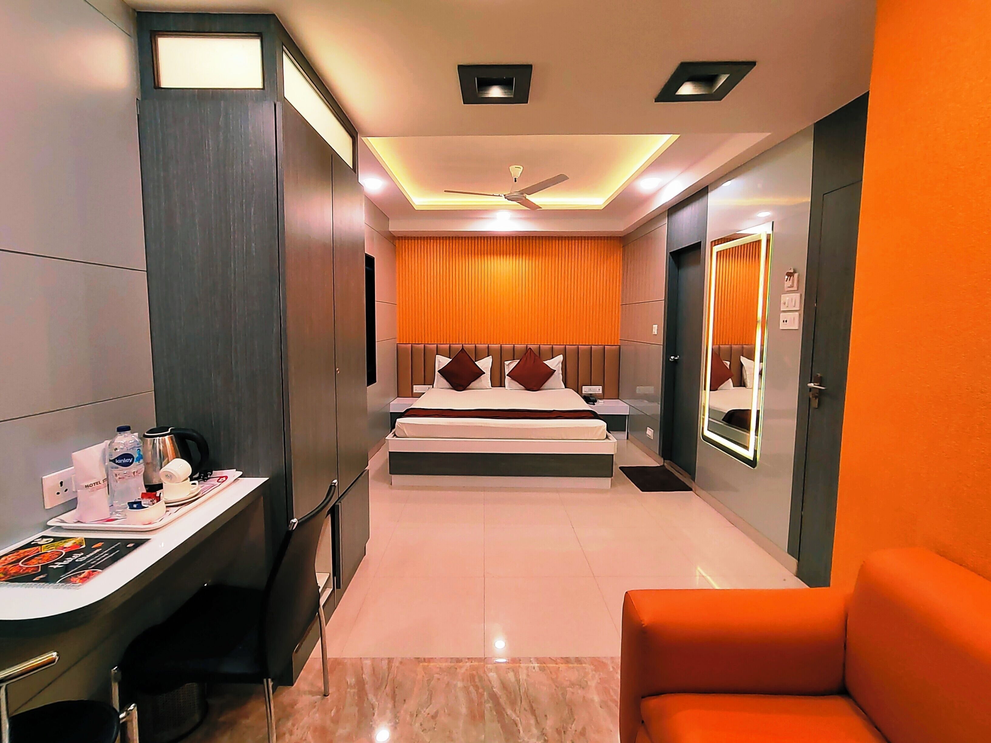 Una habitación de hotel moderna con cama, escritorio y zona de estar.