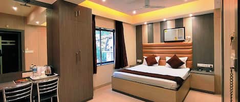 Suite luxueuse, vue sur la ville | 1 chambre, bureau, systĂšme dâinsonorisation, fer et planche Ă repasser