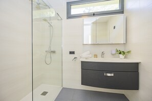 Shower, hair dryer, towels - V. Villa Alya, Pool and Seaviews in Alcudia (Alcúdia)