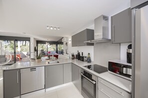 Fridge, microwave, oven, dishwasher - V. Villa Alya, Pool and Seaviews in Alcudia (Alcúdia)