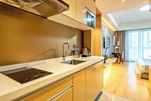 Quarto solteiro empresarial | Cozinha privada | Frigobar, micro-ondas