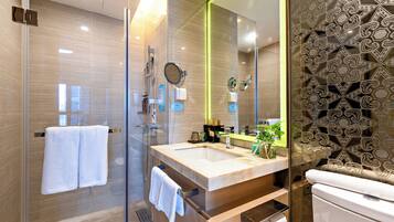 Habitación familiar con 2 camas individuales | Baño | Ducha y cabezal de ducha tipo lluvia