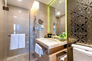 Habitación familiar con 2 camas individuales | Baño | Ducha y cabezal de ducha tipo lluvia