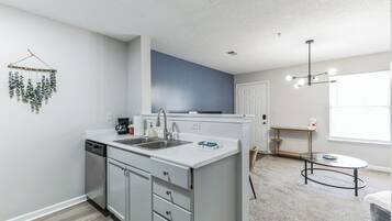 Réfrigérateur, four, plaque de cuisson, lave-vaisselle