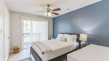 1 chambre, bureau, fer et planche Ă repasser, lit parapluie