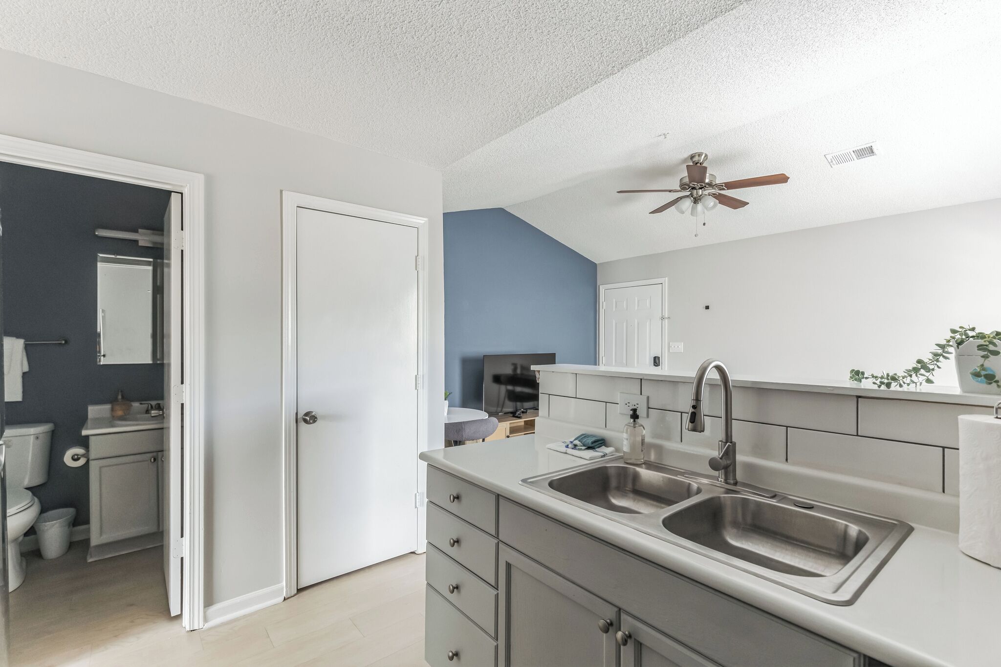 Sèche-cheveux, serviettes fournies