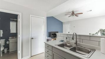 SĂšche-cheveux, serviettes fournies