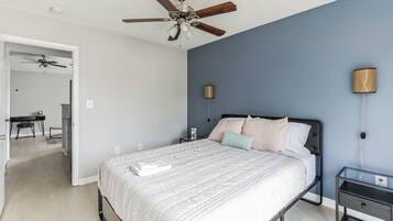 1 chambre, bureau, fer et planche Ă repasser, lit parapluie