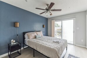 1 chambre, bureau, fer et planche à repasser, lit parapluie