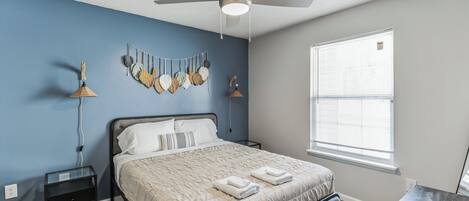 1 室のベッドルーム、デスク、アイロン / アイロン台、旅行用ベビーベッド