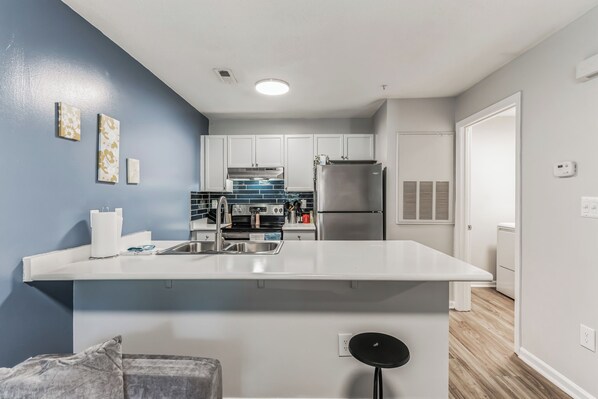 冷蔵庫、オーブン、コンロ、食器洗い機